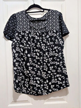 Floral Short Sleeve Top in Black & White Like New
